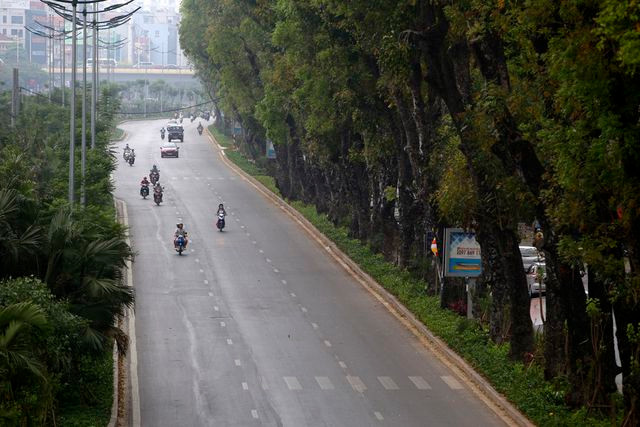 Phố phường Hà Nội vắng vẻ khác thường trong ngày nghỉ lễ - 5 Phố phường Hà Nội vắng vẻ khác thường trong ngày nghỉ lễ - 5