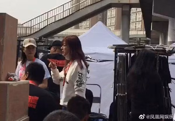 Nhan sắc khác một trời một vực của Triệu Vy ngoài đời và khi qua chỉnh sửa ảnh 1 dung tin anh tren mang: trieu vy ngoai doi va khi qua chinh sua khac mot troi mot vuc - 2