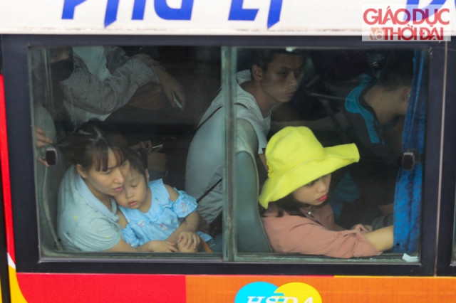 Xe bus quá tải...