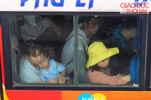 Xe bus quá tải...