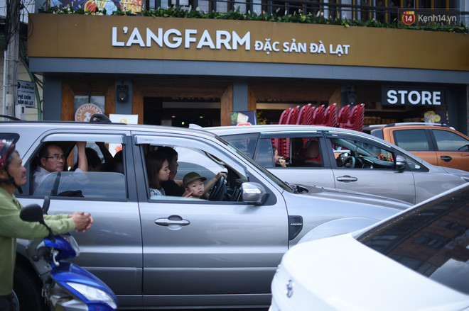 Chùm ảnh: Đà Lạt tắc cứng mọi ngả đường trong ngày đầu của kỳ nghỉ lễ 30/4 - Ảnh 8.