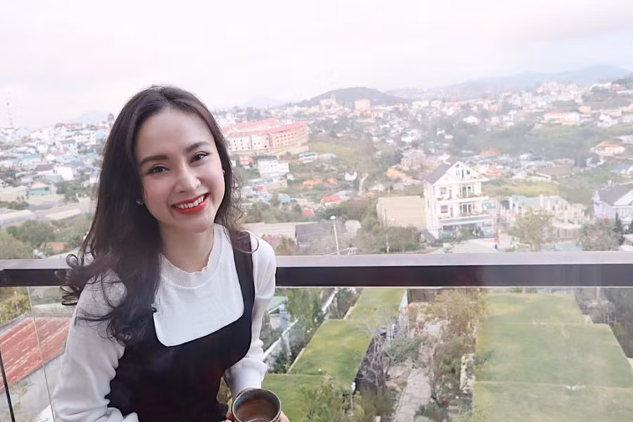 Bất ngờ với cuộc sống của Angela Phương Trinh, ăn chay niệm phật và thoát mác “khoe thân"