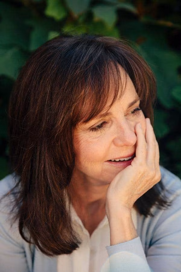 Sally Field – hành trình từ cô bé bị cha dượng lạm dụng tình dục suốt 10 năm đến diễn viên hai lần đạt giải Oscar - Ảnh 2.