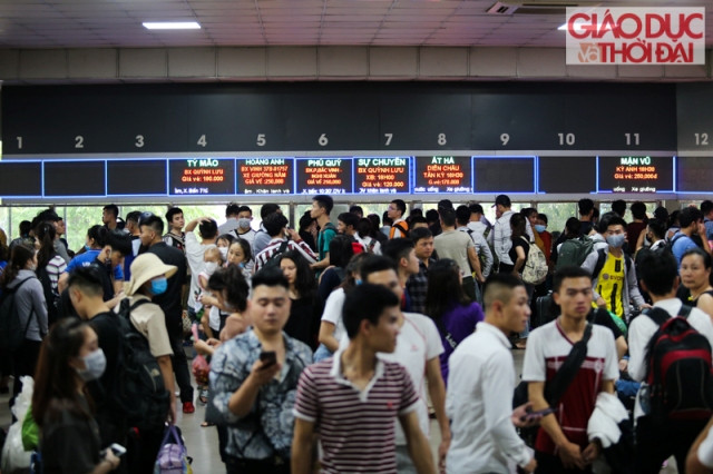 Tại bến xe Nước Ngầm, lượng người đợi tại các quầy vé rất đông.