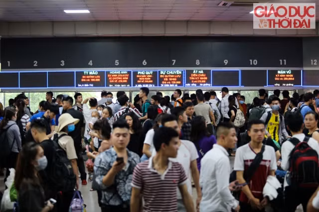 Tại bến xe Nước Ngầm, lượng người đợi tại các quầy vé rất đông.
