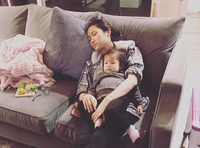 Vo Lam Truong tui than vi mot minh cham con khi chong di qua nhieu hinh anh 1 