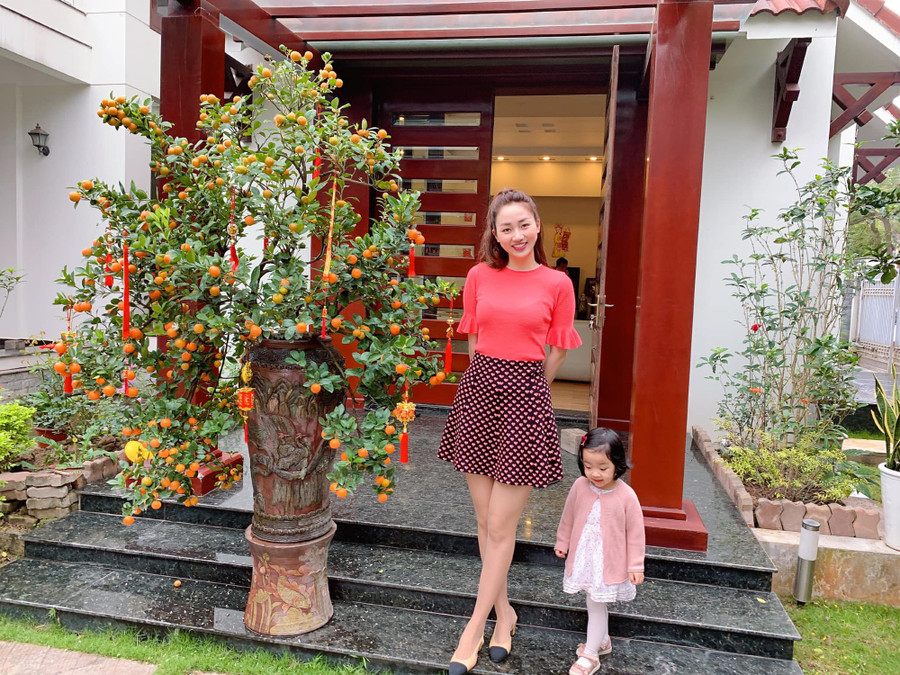 Cuộc sống như “bà hoàng” của chị em Á hậu Trà My - Thanh Tú sau khi kết hôn với chồng đại gia ảnh 4 Cuộc sống như “bà hoàng” của chị em Á hậu Trà My - Thanh Tú sau khi kết hôn với chồng đại gia ảnh 4