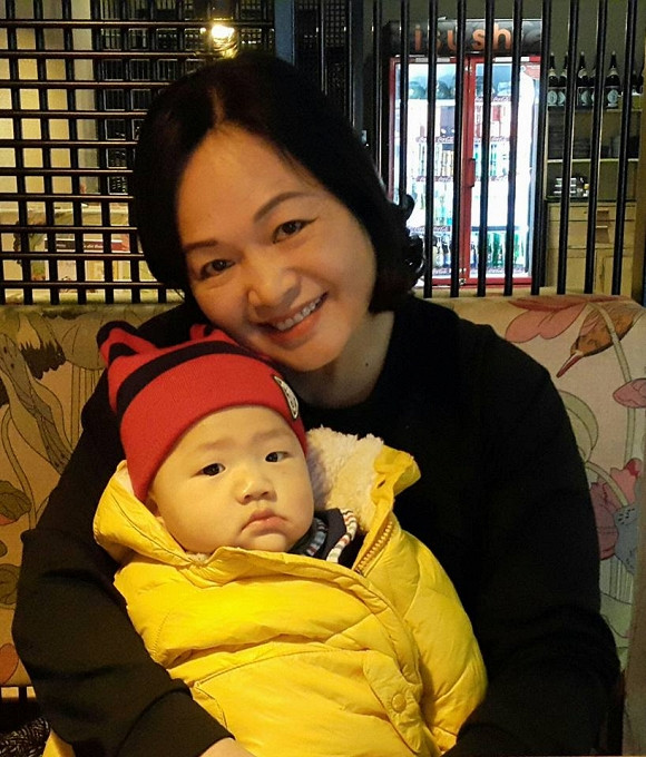 Khoe ảnh ngày bé, "My sói" Thu Quỳnh hé lộ nhan sắc mẹ ruột trẻ đẹp đến ngỡ ngàng ảnh 5 Khoe ảnh ngày bé, My sói Thu Quỳnh hé lộ nhan sắc mẹ ruột thời trẻ đẹp đến ngỡ ngàng-5