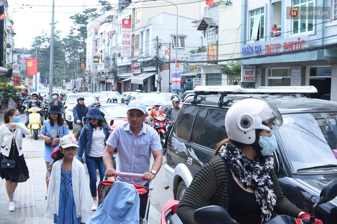 Chùm ảnh: Đà Lạt tắc cứng mọi ngả đường trong ngày đầu của kỳ nghỉ lễ 30/4 - Ảnh 10.