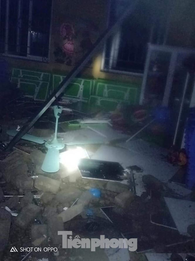 Mưa đá to như nắm tay trút xuống Yên Bái, nhiều nhà dân hư hỏng - ảnh 4