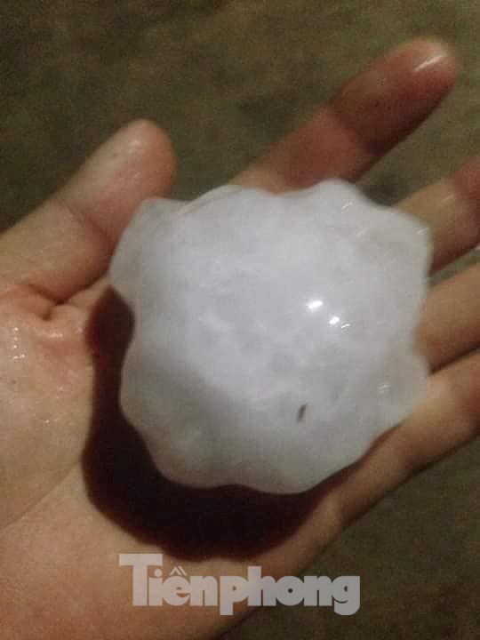 Mưa đá to như nắm tay trút xuống Yên Bái, nhiều nhà dân hư hỏng - ảnh 3