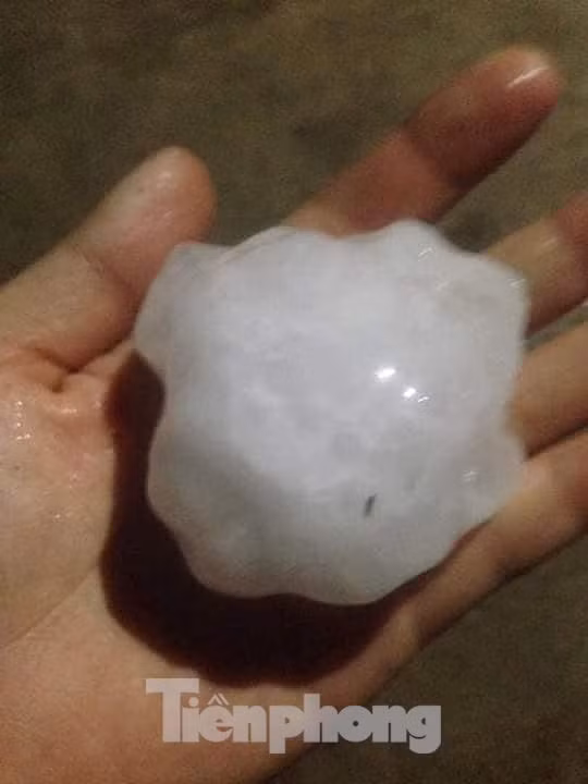 Mưa đá to như nắm tay trút xuống Yên Bái, nhiều nhà dân hư hỏng ảnh 2 Mưa đá to như nắm tay trút xuống Yên Bái, nhiều nhà dân hư hỏng - ảnh 3