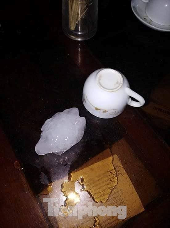 Mưa đá to như nắm tay trút xuống Yên Bái, nhiều nhà dân hư hỏng - ảnh 2