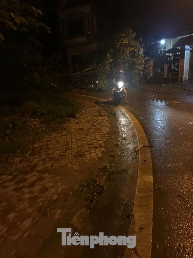 Mưa đá to như nắm tay trút xuống Yên Bái, nhiều nhà dân hư hỏng - ảnh 6