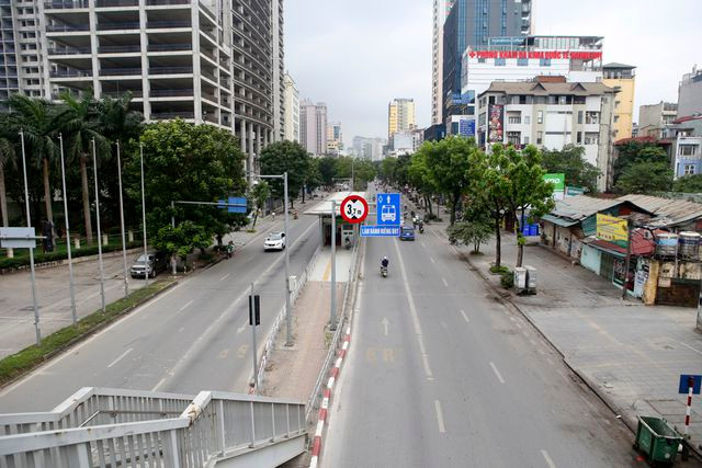 Phố phường Hà Nội vắng vẻ khác thường trong ngày nghỉ lễ - 9 Phố phường Hà Nội vắng vẻ khác thường trong ngày nghỉ lễ - 9