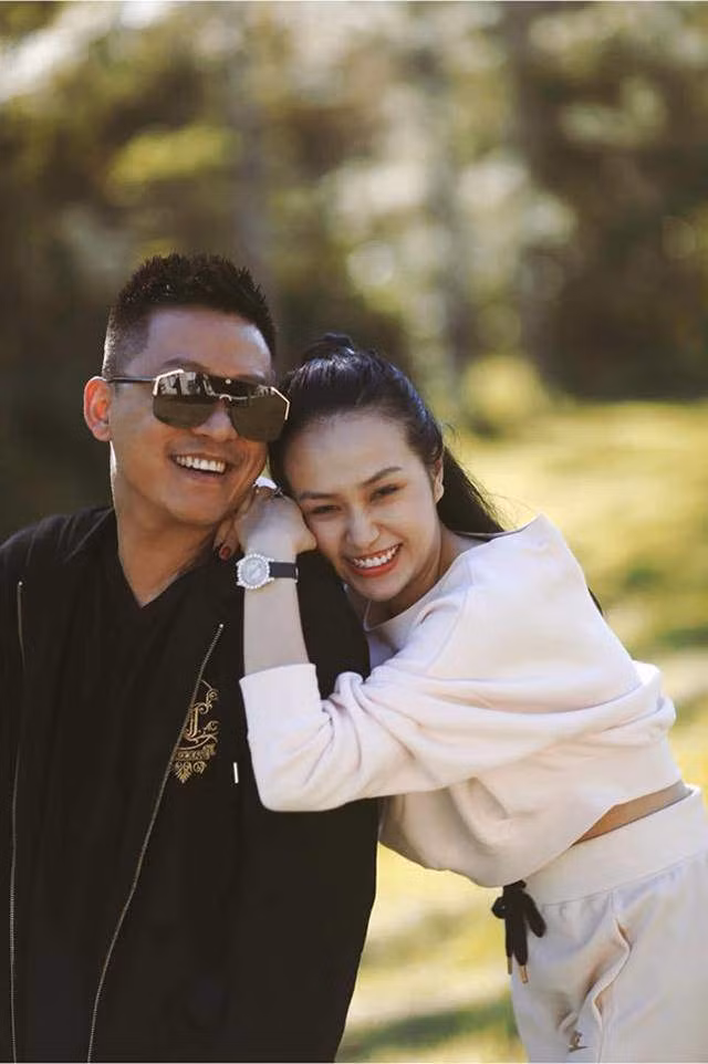 Tuấn Hưng sơ hở để lộ nhan sắc đời thực của bà xã, có lung linh như trên ảnh? ảnh 3