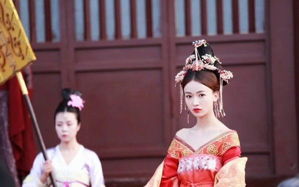 Ngô Cẩn Ngôn lần đầu thử qua tạo hình nhà Đường, dân mạng xuýt xoa vì quá xinh đẹp ảnh 7