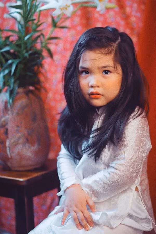 Dân mạng thích thú bộ ảnh "Thiếu nữ bên hoa huệ" của bé gái Hà Nội ảnh 5