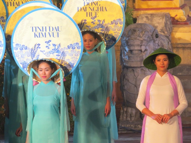 Hoa hậu Ngọc Hân trình diễn trong đêm khai mạc Fetival Nghê truyền thống Huế 2019