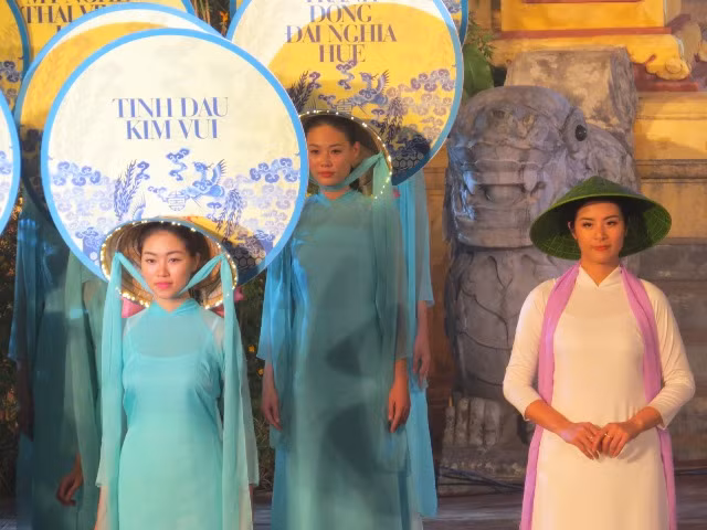 Hoa hậu Ngọc Hân trình diễn trong đêm khai mạc Fetival Nghê truyền thống Huế 2019