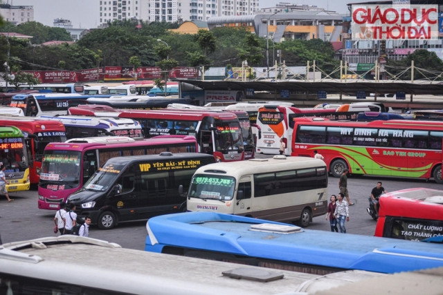 Tại bến xe Mỹ Đình, lượng xe ra vào liên tục tăng lên...