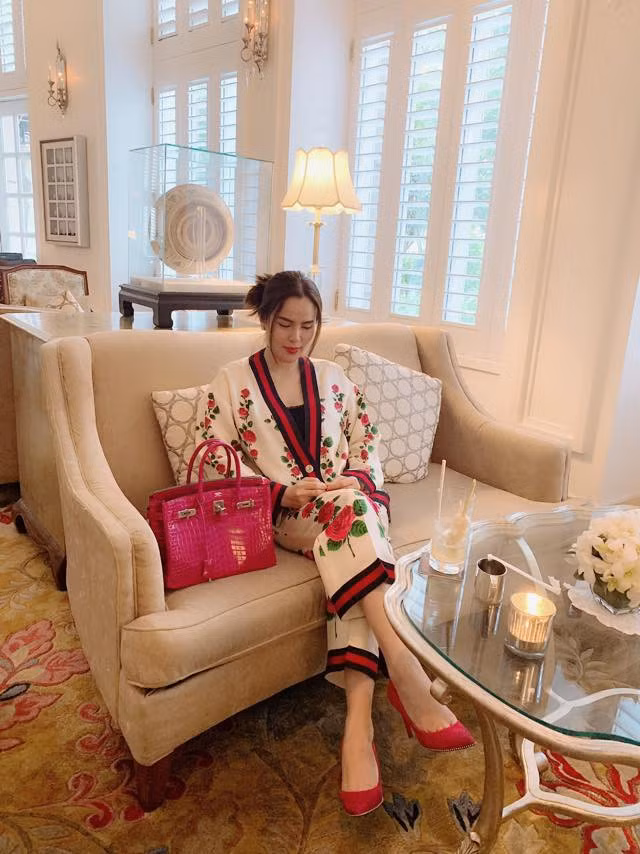 Cuộc sống giàu có của hoa hậu quỳ gối rửa chân cho chồng từng gây xôn xao - Ảnh 8.