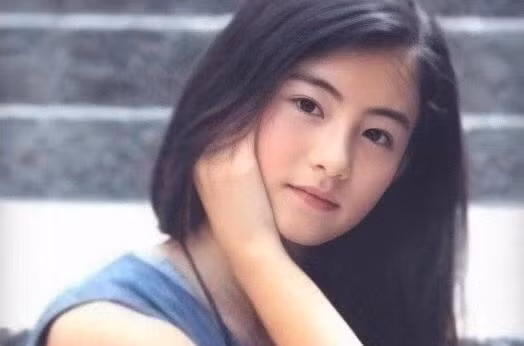 Nhan sắc tuổi 12 đẹp mê mẩn của Trương Bá Chi