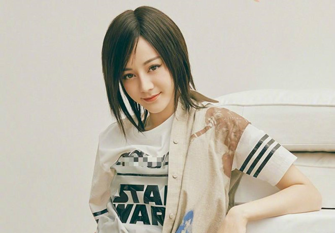 Địch Lệ Nhiệt Ba nổi tiếng với vẻ đẹp nữ tính và mái tóc dài thướt tha. Còn trong bộ ảnh mới, cô để tóc ngắn cắt tỉa như nhân vật truyện tranh Nhật Bản, diện trang phục thể thao nghịch ngợm. Dich Le Nhiet Ba bi che kem xinh, thieu khi chat khi de toc ngan hinh anh 2