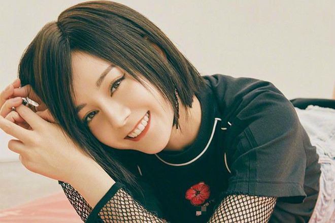 Hình ảnh mới của Địch Lệ Nhiệt Ba được một tạp chí hé lộ trước khi đăng tải vào ngày 26/4. Lần đầu tiên, mỹ nhân Tân Cương để tóc ngắn lạ lẫm. Dich Le Nhiet Ba bi che kem xinh, thieu khi chat khi de toc ngan hinh anh 1