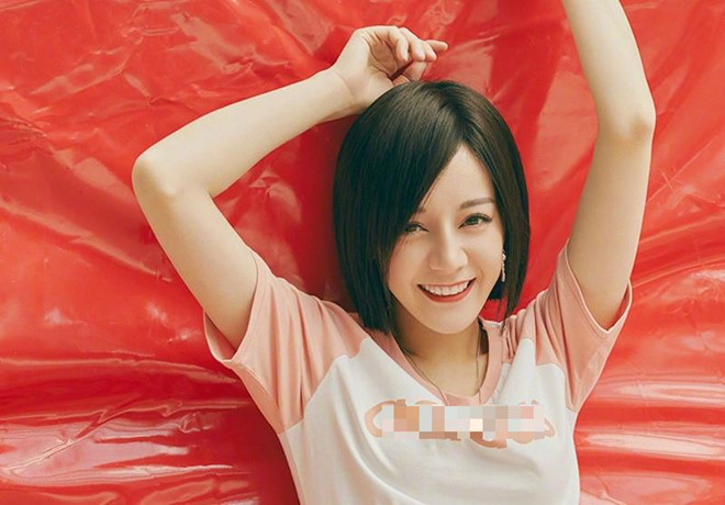 Kiểu tóc mới bị chê là khá cứng và không phù hợp với gương mặt yêu kiều của nữ diễn viên. Hiện tại, vẫn chưa rõ Địch Lệ Nhiệt Ba thay đổi kiểu tóc hay chỉ trang điểm với tóc giả. Nhưng phần đông ý kiến trên Weibo cho rằng cô không nên cắt tóc ngắn vì mất đi phần lớn nét duyên trước đây. Dich Le Nhiet Ba bi che kem xinh, thieu khi chat khi de toc ngan hinh anh 3