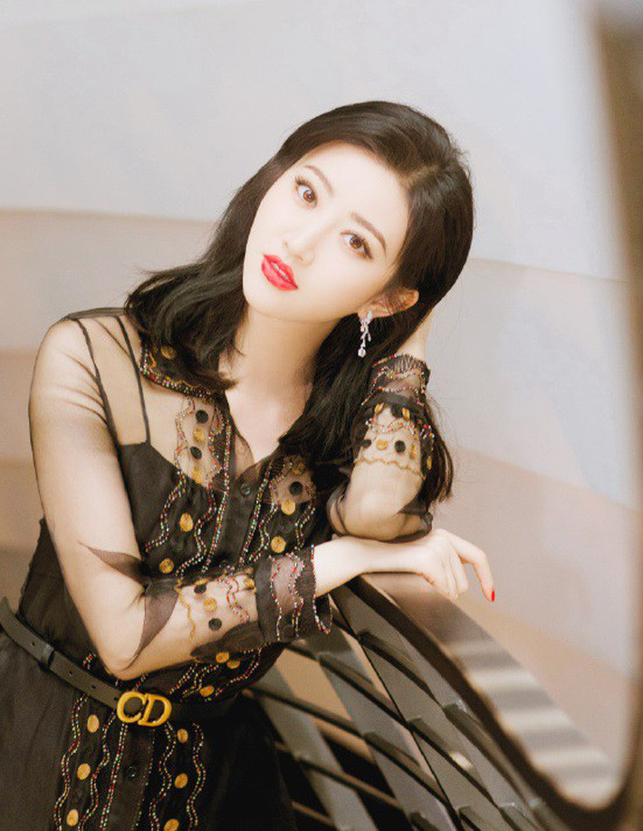 “Đệ nhất mỹ nữ Bắc Kinh” Cảnh Điềm gây sốc với gương mặt béo tròn già nua, khác hẳn ảnh đã chỉnh sửa ngọt ngào - Ảnh 2. “Đệ nhất mỹ nữ Bắc Kinh” Cảnh Điềm gây sốc với gương mặt béo tròn già nua, khác hẳn ảnh đã chỉnh sửa ngọt ngào - Ảnh 2.