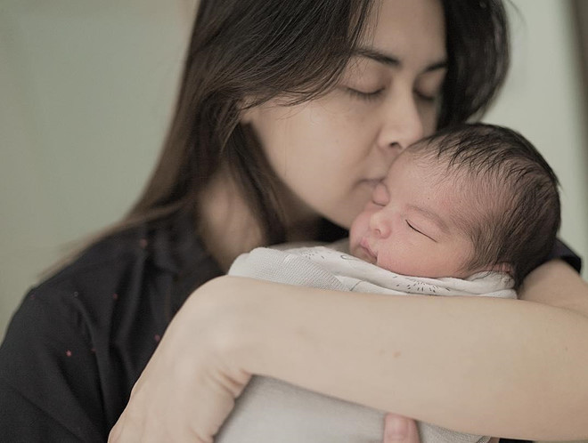 Nhóc tỳ 2 ngày tuổi của "mỹ nhân đẹp nhất Philippines" xinh như thiên thần ảnh 2 Con moi sinh cua