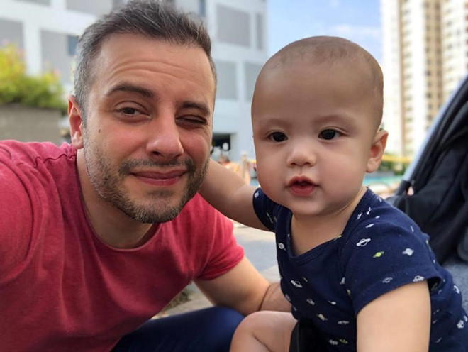 Kha Mỹ Vân chia sẻ nhiều khoảnh khắc đáng yêu của con trai và bạn đời trên trang cá nhân. Cô cho biết bé Mao Mao giống như một liều thuốc bổ, giúp vợ chồng cô hạnh phúc mỗi ngày. Ảnh: FBNV. Cuoc song hanh phuc cua loat quan quan, a quan Next Top Model doi dau hinh anh 5