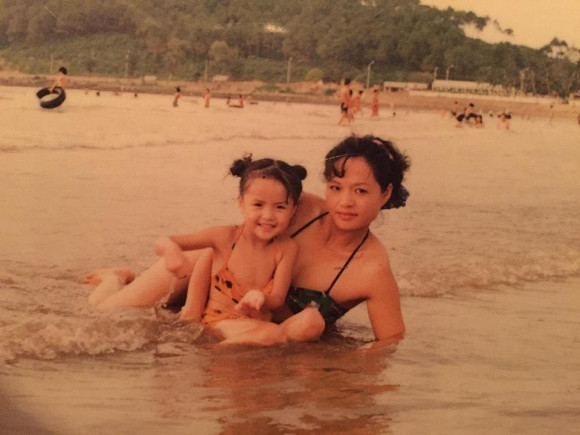 Khoe ảnh ngày bé, "My sói" Thu Quỳnh hé lộ nhan sắc mẹ ruột trẻ đẹp đến ngỡ ngàng ảnh 1 Khoe ảnh ngày bé, My sói Thu Quỳnh hé lộ nhan sắc mẹ ruột thời trẻ đẹp đến ngỡ ngàng-1