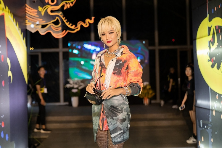 H hhen nie khac la voi mai toc bach kim day ca tinh