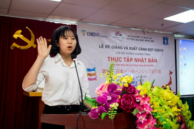 Đại diện sinh viên tuyên thệ tại buổi lễ. Đại diện sinh viên tuyên thệ tại buổi lễ.