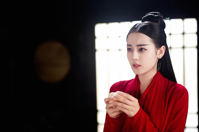 Sau một thời gian bị chê kém sắc, không còn khí chất tiên nữ, gần đây Địch Lệ Nhiệt Ba đã lấy lại phong độ nhan sắc. Cô vẫn giữ được vóc dáng cao, gầy cùng đôi chân dài nuột nà và gương mặt sáng. Dich Le Nhiet Ba bi che kem xinh, thieu khi chat khi de toc ngan hinh anh 6