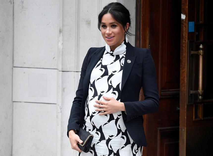 Meghan, nữ công tước xứ Sussex của Anh, rời khỏi cuộc thảo luận của Hội nghị Quốc tế Phụ nữ tại King College London, London, Anh, ngày 8/3. Ảnh:Reuters. Cui ma vang, luc lac bac - thoi trang xa xi cua em be hoang gia Anh hinh anh 1