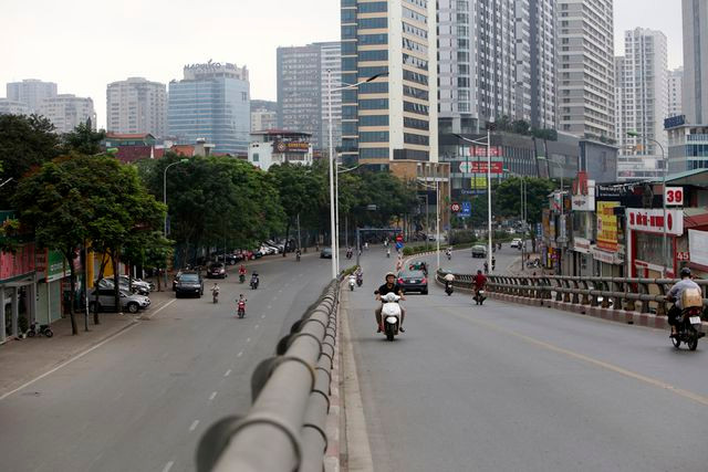 Phố phường Hà Nội vắng vẻ khác thường trong ngày nghỉ lễ - 6 Phố phường Hà Nội vắng vẻ khác thường trong ngày nghỉ lễ - 6