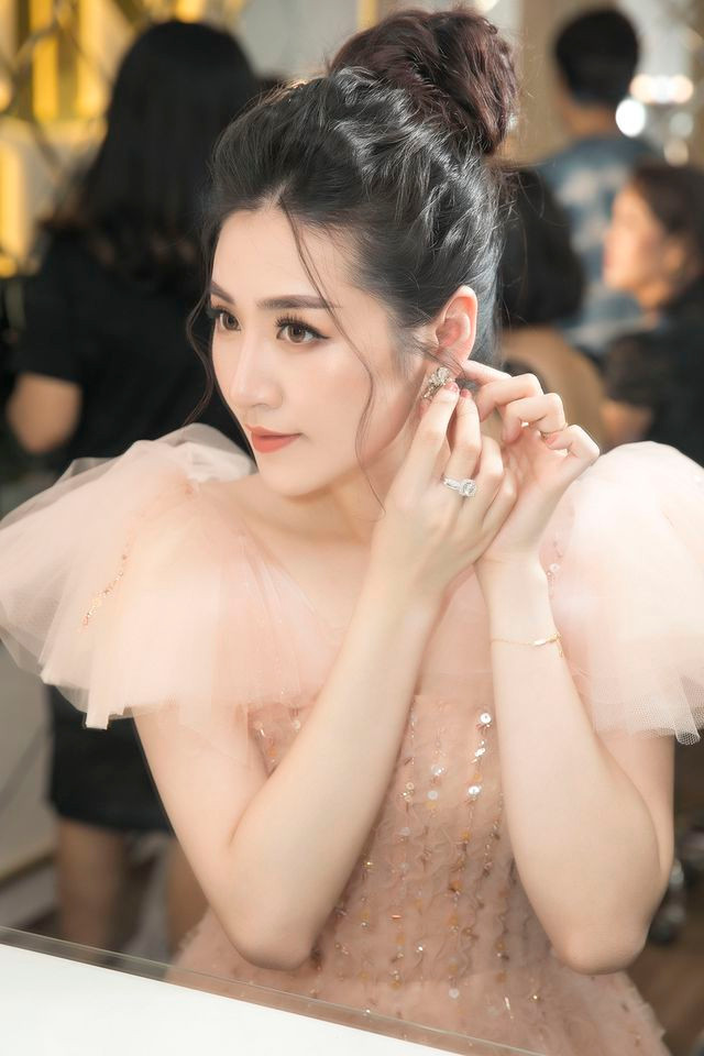 Cận cảnh nhan sắc rực rỡ của “gái một con” Tú Anh - 3 Cận cảnh nhan sắc rực rỡ của “gái một con” Tú Anh - 3