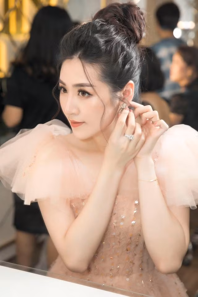 Cận cảnh nhan sắc rực rỡ của “gái một con” Tú Anh - 3