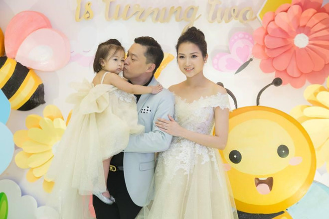 Vo Lam Truong tui than vi mot minh cham con khi chong di qua nhieu hinh anh 3 