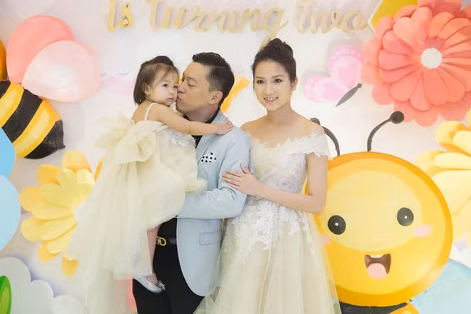 Vo Lam Truong tui than vi mot minh cham con khi chong di qua nhieu hinh anh 3 