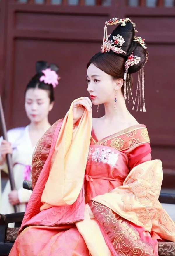 Ngô Cẩn Ngôn lần đầu thử qua tạo hình nhà Đường, dân mạng xuýt xoa vì quá xinh đẹp ảnh 2