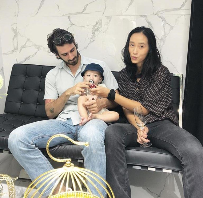 Hoàng Thùy là gương mặt hoạt động bền bỉ nhất trong dàn quán quân, á quân Vietnam"s Next Top Model đời đầu. Những chân dài còn lại đều đã lập gia đình, sinh con, không thường xuyên tham gia sự kiện giải trí. Khoảng ba năm trở lại đây, Trang Khiếu - quán quân Next Top Model 2010 - chuyển hướng sang lĩnh vực thiết kế, kinh doanh thời trang, ít trình diễn catwalk. Cô đã sinh con với ông xã ngoại quốc, nhưng sống kín tiếng, không tiết lộ về nửa kia của mình. Ảnh: FBNV. Cuoc song hanh phuc cua loat quan quan, a quan Next Top Model doi dau hinh anh 1