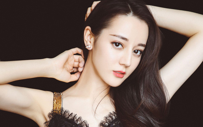 Mới đây, Địch Lệ Nhiệt Ba tham gia một sự kiện giải trí ở Trung Quốc cùng các sao đình đám như Keira Knightley, Julianne Moore, Châu Tấn, Trương Quân Ninh, Liu Wen... Cô vẫn để tóc dài nên nhiều người nghĩ tạo hình tóc ngắn chỉ là do hóa trang. Dich Le Nhiet Ba bi che kem xinh, thieu khi chat khi de toc ngan hinh anh 5