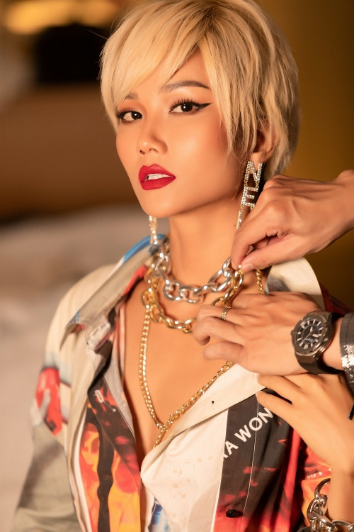 H hhen nie khac la voi mai toc bach kim day ca tinh