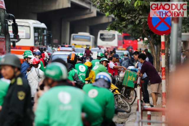 Phía bên ngoài bến xe Nước Ngầm, rất nhiều xe ôm trả khách cho dù có biển báo cấm dừng đỗ.