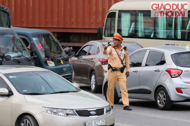 Lực lượng CSGT đã có mặt từ rất sớm, nhưng do lượng phương tiện lớn, nhất tại những điểm quay đầu xe gây hiện tượng ùn tắc cục bộ.