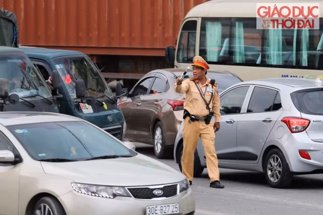 Lực lượng CSGT đã có mặt từ rất sớm, nhưng do lượng phương tiện lớn, nhất tại những điểm quay đầu xe gây hiện tượng ùn tắc cục bộ.